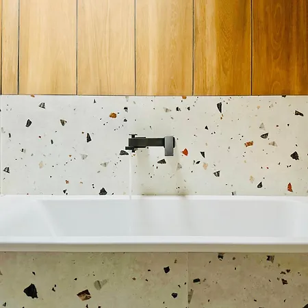 Canaryislandshost L Tierra *